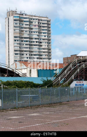 Arlington House in Margate, gesehen auf den Resten des Grad II * aufgeführt Achterbahn auf der Dreamland-Website. Stockfoto