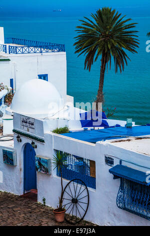 Blick über das berühmte Cafe Sidi Chebaane mit den Golf von Tunis hinaus in Sidi Bou Said, Tunesien. Stockfoto