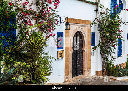 Eine typische beschlagene Holztür und weiß getünchten Haus in Sidi Bou Said, Tunesien. Stockfoto