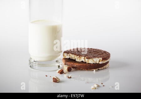 Schoko Reiswaffeln und ein Glas Milch Stockfoto