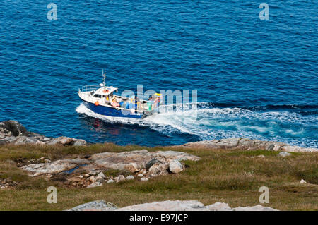 Das kleine Fischerdorf Boot Valhalla Verlegung Hummer Töpfe vor der Westküste der Insel Lewis. Stockfoto