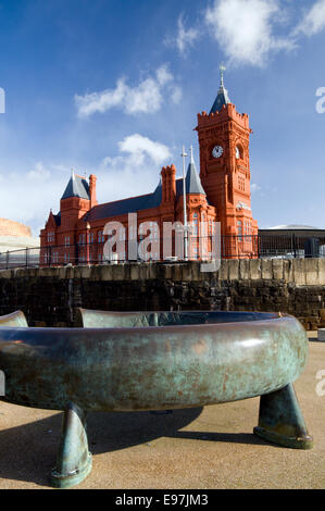 Pierhead Building and Celtic Ring Sculpture von Harvey Hood 1993, Cardiff Bay, Cardiff, Wales, Großbritannien. Stockfoto