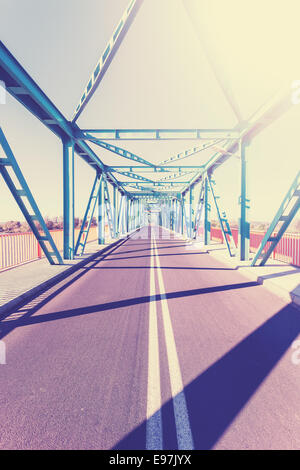 Vintage stilisierte Foto von einer Stahlbrücke mit Sonnenlicht. Stockfoto