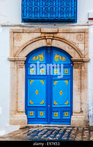 Die verzierte Holztür zur Moschee in Sidi Bou Said, Tunesien. Stockfoto