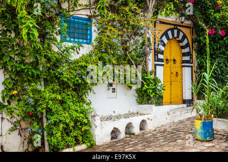 Eine typische gelb, beschlagene Holztür in Sidi Bou Said, Tunesien. Stockfoto