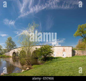 Kalkstein-Brücke über den Fluss Nene, in der Nähe von Peterborough, Cambridgeshire Stockfoto