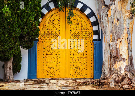 Eine typische gelb, beschlagene Holztür in Sidi Bou Said, Tunesien. Stockfoto