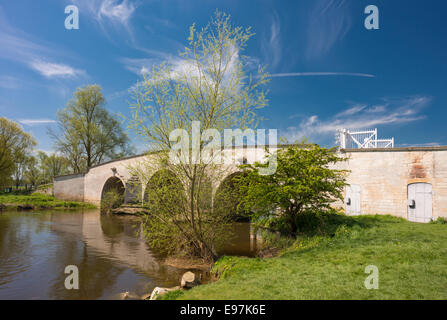 Kalkstein-Brücke über den Fluss Nene, in der Nähe von Peterborough, Cambridgeshire Stockfoto