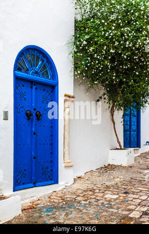 Eine typische blau, beschlagene Holztür in Sidi Bou Said, Tunesien. Stockfoto