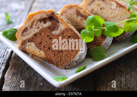 Marmor-Kuchen in der Platte, selektiven Fokus Stockfoto
