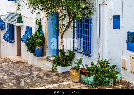 Schmalen gepflasterten Straße in Sidi Bou Said, Tunesien. Stockfoto