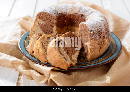 Traditionelle österreichische Kuchen namens Kugelhof, selektiven Fokus geschnitten Stockfoto