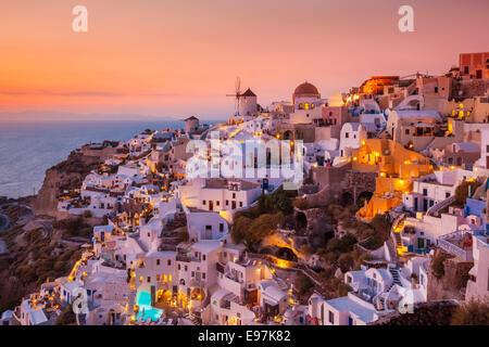 Windmühle & weiße Häuser bei Sonnenuntergang in das Dorf Oia, Santorini, Thira, Kykladen, griechische Inseln, Griechenland, EU, Europa Stockfoto