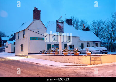 Das Red Bull Pub in Eccles in der Nähe von Aylesford und Maidstone in Kent, Schnee bedeckt in den frühen Morgenstunden Stockfoto