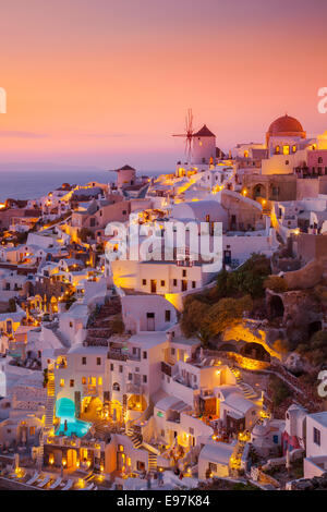 Windmühle und traditionelle weiße Häuser bei Sonnenuntergang im Dorf Oia, Santorini, Thira, Kykladen Inseln, griechischen Inseln, Griechenland, EU, Europa Stockfoto