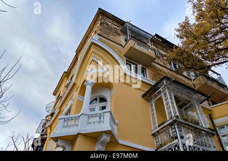 Fragment der alten Renovierung Haus mit Eckbalkon, Sofia, Bulgarien. Stockfoto