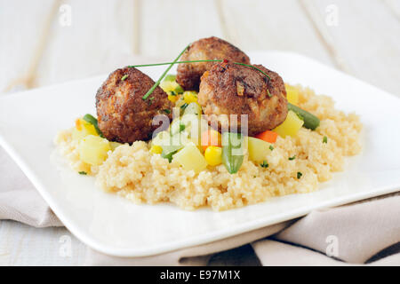Frikadellen mit Couscous und Gemüse, selektiven Fokus Stockfoto