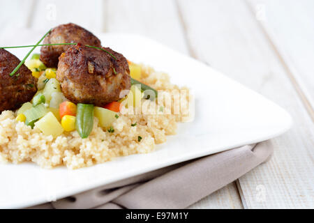 Couscous und Fleisch Kugeln mit Gemüse in der Platte, selektiven Fokus. Stockfoto