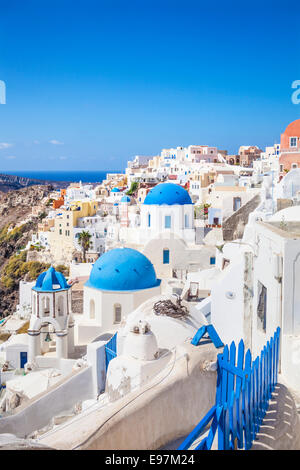 Weiße Häuser und blaue Kuppeln im Dorf Oia, Santorini, Thira, Kykladen, griechische Inseln, Griechenland, EU, Europa Stockfoto