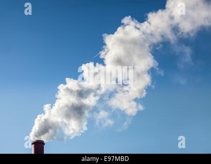 Rauch von industriellen Schornstein auf einem klaren blauen Himmel. Stockfoto