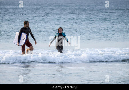 Zwei Surfer Sennen Cove in Cornwall. Stockfoto