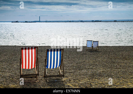 Leere Liegestühle am Strand von Jubilee in Southend in Essex. Stockfoto