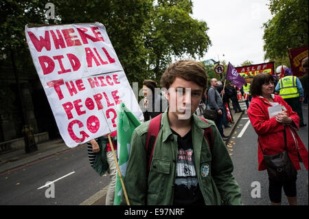 Ein TUC nationale Demonstration im Zentrum von London.  Ein Teenager Proteste wie die März begibt. Stockfoto