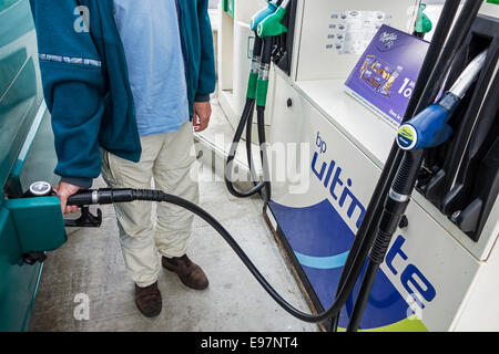 Man pumpt Kraftstoff in sein Fahrzeug bei BP-Tankstelle Stockfoto