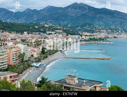 Blick über die Stadt und den Hafen von Menton entlang dem Mittelmeer, Côte d ' Azur, Côte d ' Azur, Alpes-Maritimes, Frankreich Stockfoto