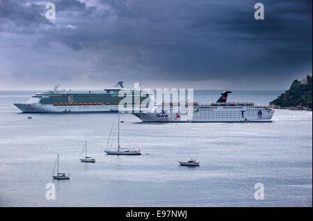 Segelboote und zwei großen luxuriösen Kreuzfahrtschiffen am Mittelmeer entlang der Côte d ' Azur bei schlechtem Wetter, Frankreich Stockfoto