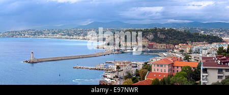 Blick über die Stadt und den Hafen von Nizza an der Côte d ' Azur, Côte d ' Azur, Alpes-Maritimes, Frankreich Stockfoto
