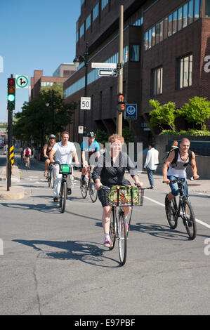 Radfahrer auf einem Radweg in der Innenstadt von Montreal, Québec, Kanada reisen. Stockfoto