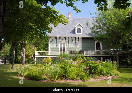 Alte historische Haus und Blumengarten im Dorf Kamouraska, Provinz Quebec, Kanada. Stockfoto