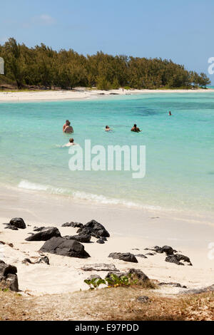 Menschen schwimmen, Ile Aux Cerfs island, eine kleinen tropischen Urlaubsinsel vor der Ostküste, Mauritius, Afrika Stockfoto