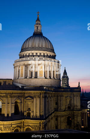 St. Pauls Cathedral in der Abenddämmerung Dämmerung Nacht von One New Change Dachterrasse City of London England UK Stockfoto