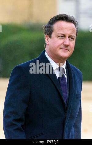 London, UK. 21. Oktober 2014. Premierminister David Cameron verlässt Horse Guards Parade nach dem formalen willkommen von dem Präsidenten der Republik Singapur und Frau Tony Tan Keng Yam im Royal Pavilion auf Horse Guards Parade. Bildnachweis: Julie Edwards/Alamy Live-Nachrichten Stockfoto