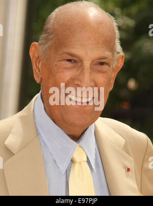 OSCAR DE LA RENTA (22. Juli 1932 - 20. Oktober 2014) war ein dominikanischer Mode-Designer. Geboren in Santo Domingo, Dominikanische Republik, wurde De La Renta International in den 1960er Jahren als eines der Modeschöpfer bekannt, J. Kennedy zu kleiden. Eine preisgekrönte Designer arbeitete er für Lanvin und Balmain; und seinem gleichnamigen Modehaus weiterhin führende Persönlichkeiten aus Filmstars Königsfamilie zu kleiden. Bild: 3. September 2014 kommt mit einem Stock auf die 2014 Couture Council Award Mittagessen nutzen für The Museum at FIT - New York, New York, US - Designer OSCAR DE LA RENTA. (Kredit-Bild: © Kristin Callahan / Stockfoto