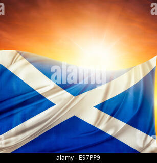Schottische Flagge vor hellem Himmel Stockfoto
