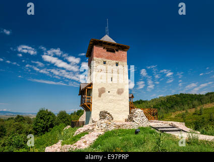 Cetatea Malaiesti, restaurierte Burg auf dem Hügel über dem Dorf Malaiesti, Südkarpaten, Siebenbürgen, Rumänien Stockfoto