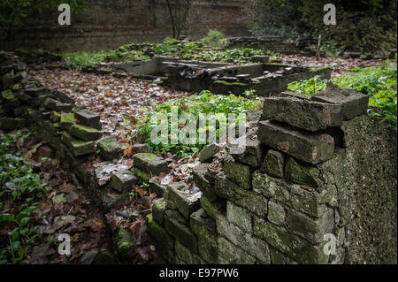 Die Überreste der alten Gebäude bei Warley in Essex.  Der Garten des Hauses der Gärtner Miss Ellen Willmott in Essex. Stockfoto