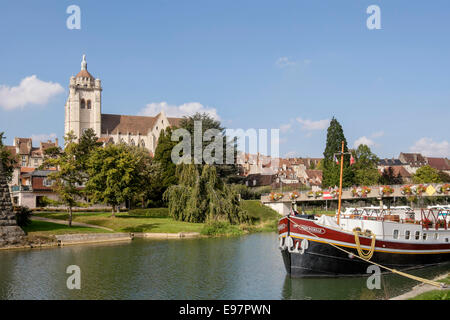 Blick über Canal du Rhone au Rhin mit festgemachten Boot zum 16. Jahrhundert Kathedrale Nôtre-Dame in Dole, Jura, Franche, Frankreich Stockfoto