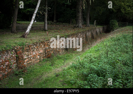 Ein Beispiel für ein ha-ha-Wand bei Warley in Essex.  Der Garten des Hauses der Gärtner Miss Ellen Willmott in Essex. Stockfoto