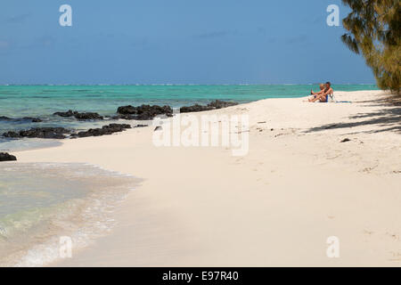 Ein paar auf den weißen Sandstrand, Ile Aux Cerfs Insel, Ostküste Mauritius Afrika Stockfoto