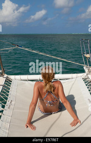 Junge, blonde Frau im Indischen Ozean, Mauritius Urlaub Segeln Stockfoto