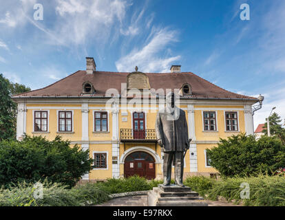 Teleki House, Sitz der Ariel Theater, Gyorgy Bernady Statue, Targu Mures, Szekely Land, Mures County, Siebenbürgen, Rumänien Stockfoto