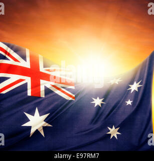 Australische Flagge vor hellem Himmel Stockfoto