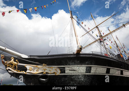 Der Bug der SS Great Britain zeigt das goldene Einhorn, Wappen und goldene Embleme. Das Schiff wurde im Jahre 1843 ins Leben gerufen. Stockfoto