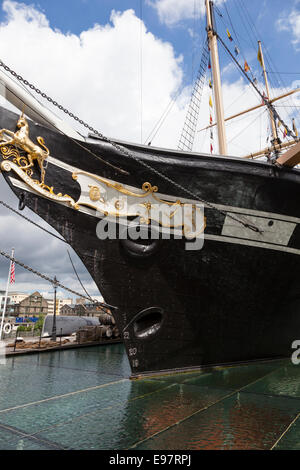 Der Bug der SS Great Britain zeigt das goldene Einhorn, Wappen und goldene Embleme. Das Schiff wurde im Jahre 1843 ins Leben gerufen. Stockfoto