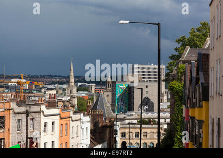 Blick über Bristol Stadtzentrum vom St. Michaels Berg mit dem Turm von Christchurch mit St Ewen links von der Mitte. Stockfoto