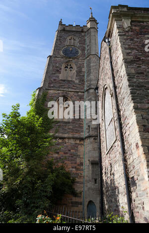 Mit Brettern vernagelt Fenster von St. Michael über die montieren ohne Kirche in Bristol. Der Turm stammt aus der Mitte des 15. Jahrhunderts. Stockfoto